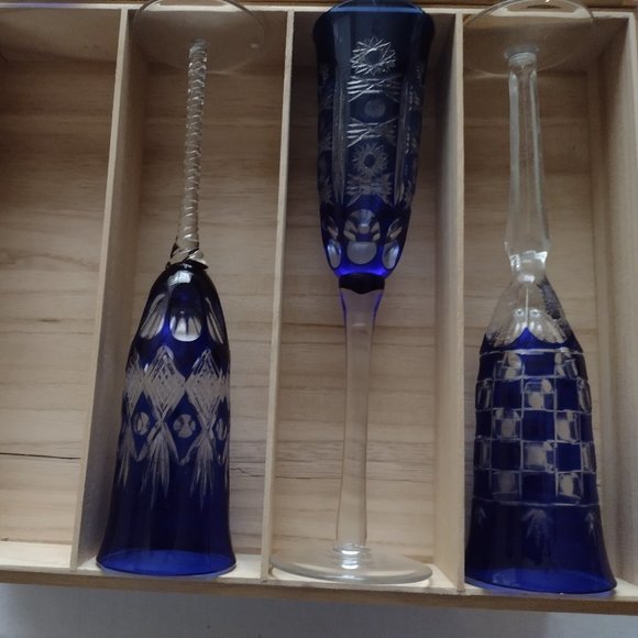 LAST set of 4 Vintage Bohemian Czech Stunning CHAMPAGNE flutes. Blue/Clear - Picture 9 of 14